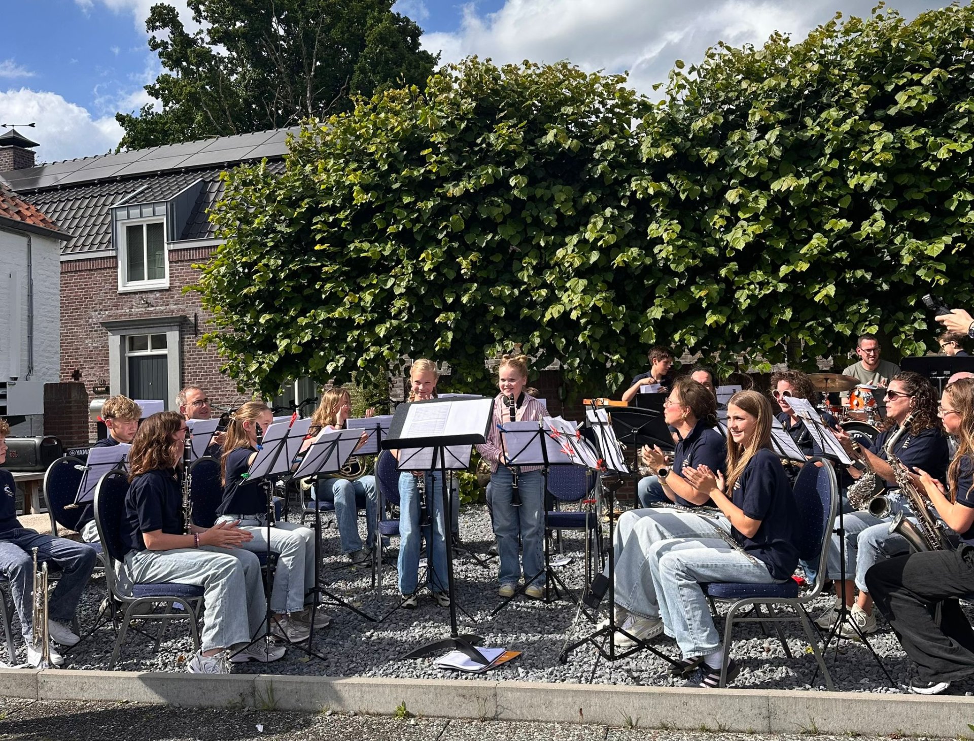 Zomers feestje: Onze jeugdband blies Clevers (bijna) omver! 🎸🍦
