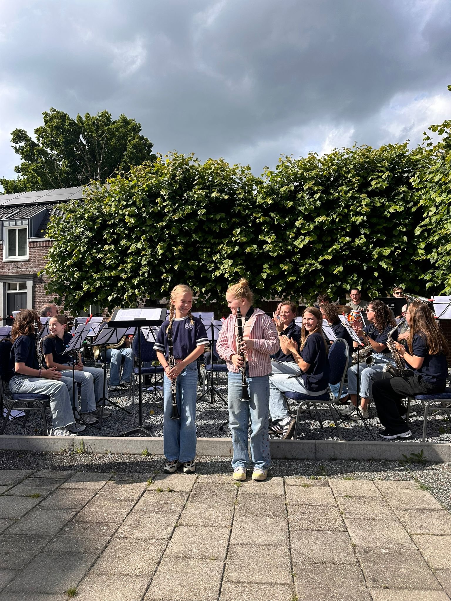 Zomers feestje: Onze jeugdband blies Clevers (bijna) omver! 🎸🍦