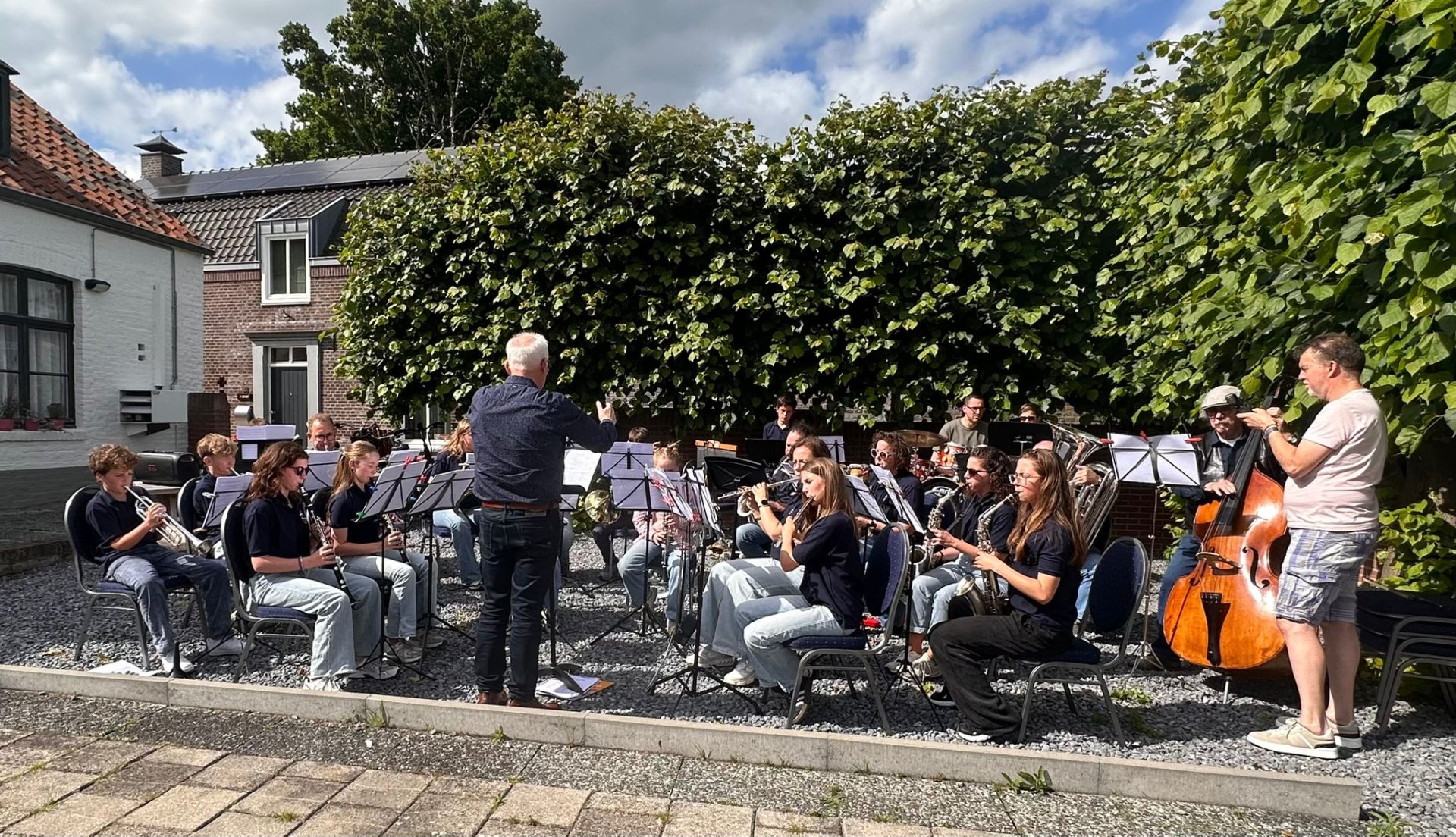 Zomers feestje: Onze jeugdband blies Clevers (bijna) omver! 🎸🍦